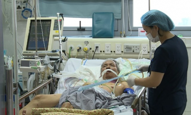p/Bệnh nhân 48 tuổi này nhập viện Bạch Mai trong tình trạng suy hô hấp, được chẩn đoán viêm phổi cấp và suy đa phủ tạng do nhiễm cúm AH1N1 trên nền bệnh mạn tính.p/