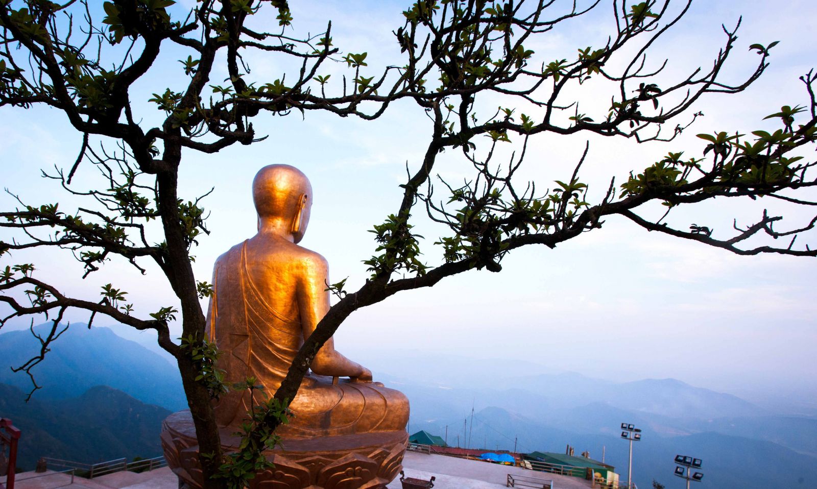 Bảo tượng Phật hoàng Trần Nhân Tông trong tư thế tham thiền nhập định giữa bao la hùng vĩ của núi rừng Yên Tử có trọng lượng 138 tấn, là pho tượng đồng nguyên khối trên núi lớn nhất Việt Nam.