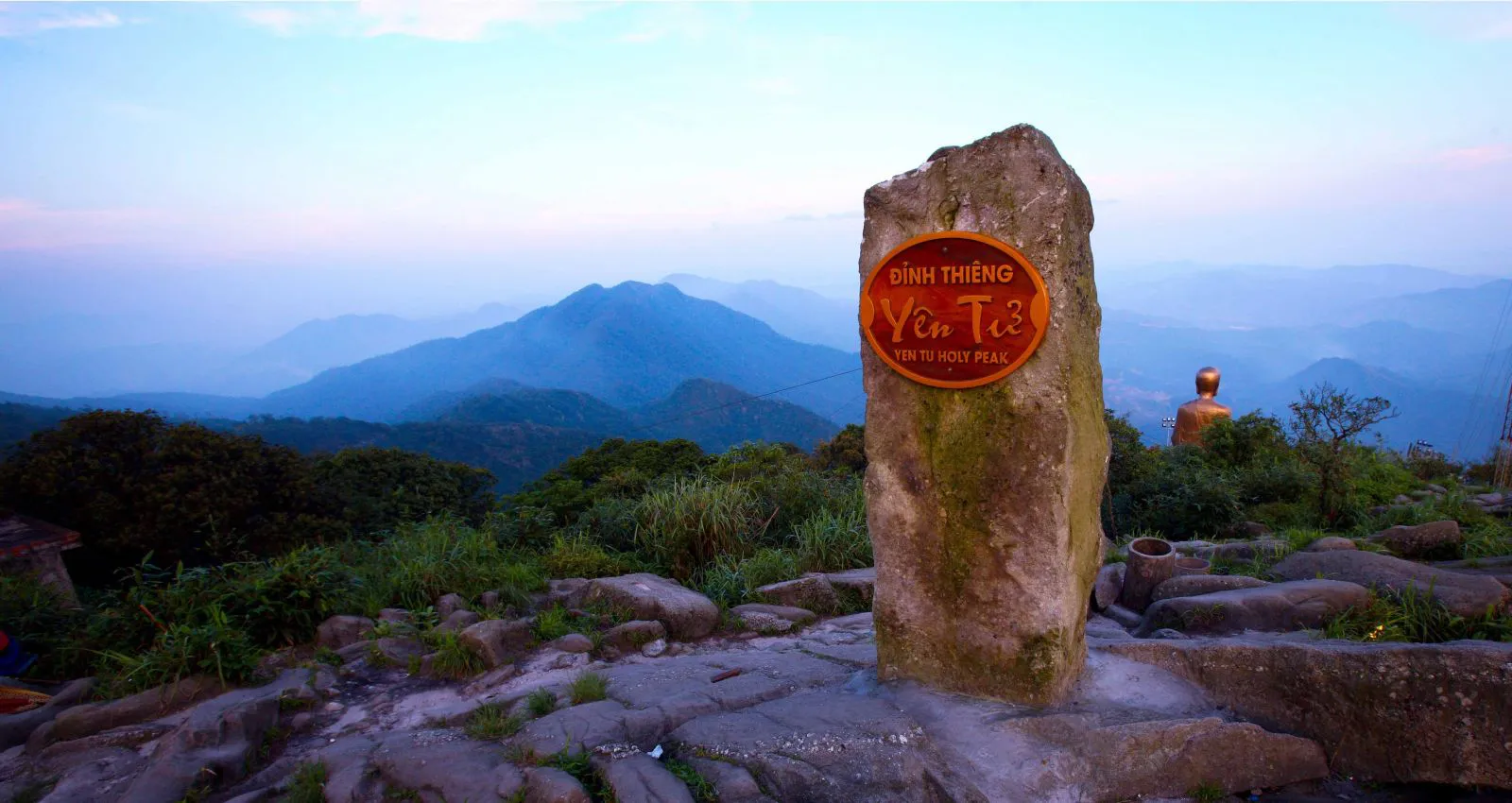 Đứng ở độ cao 1068m trên đỉnh đỉnh “non thiêng” Yên Tử có thể bao quát cả vùng Đông Bắc rộng lớn.