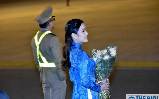 Phương Linh là cô gái được chọn tặng hoa cho Tổng thống