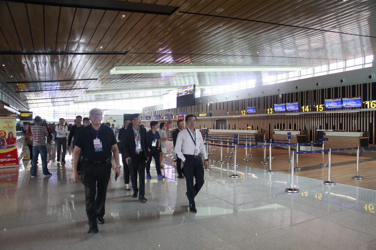 Đại diện các hãng hàng không và công ty lữ hành khảo sát sân bay Vân Đồn