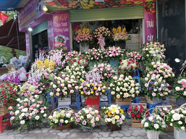  Các giỏ hoa của chị Lan Anh (phố Nguyễn Thị Định) được thiết kế và bày biện bắt mắt. Ảnh: Bảo Loan 
