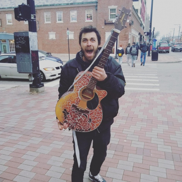 p/Nghệ sĩ vô gia cư này thường đi mượn đàn để biểu diễn đường phố. Tôi đem chiếc guitar cũ tặng cho anh. Anh ấy rất vui vì giờ có anh có thể chơi nhạc bất cứ khi nào mình muốnp/