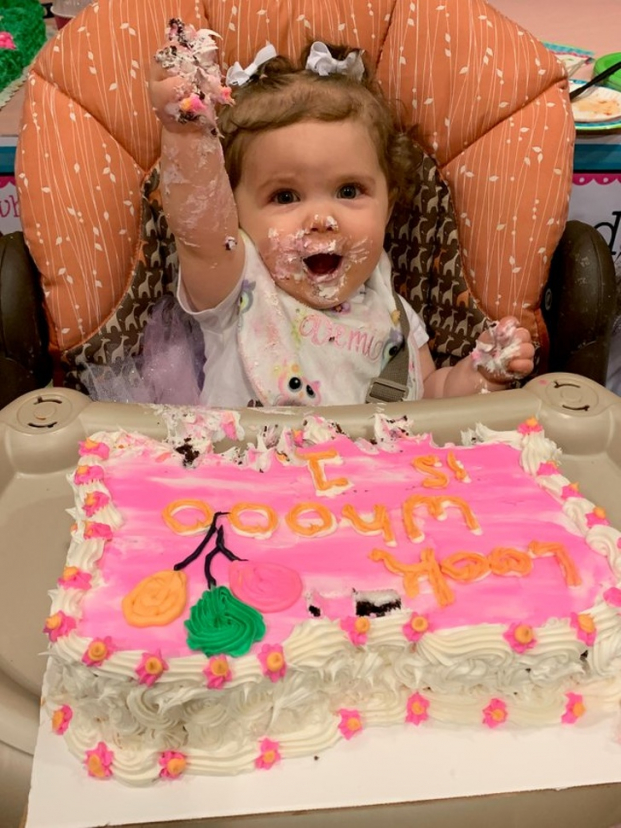 p/Con gái tôi đón sinh nhật 1 tuổi, tôi nghĩ bé rất thích chiếc bánhp/