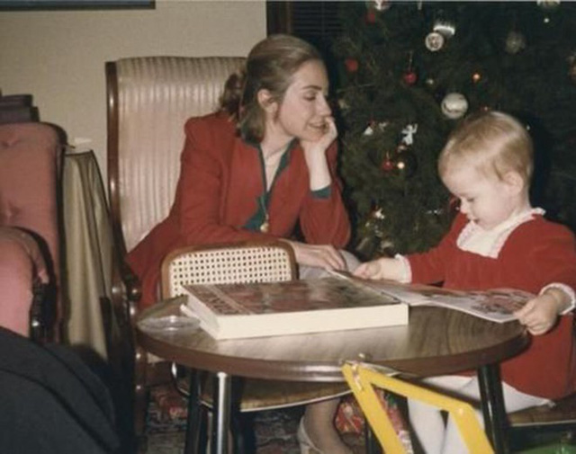 Bà Clinton đọc sách cùng con khi còn trẻ.