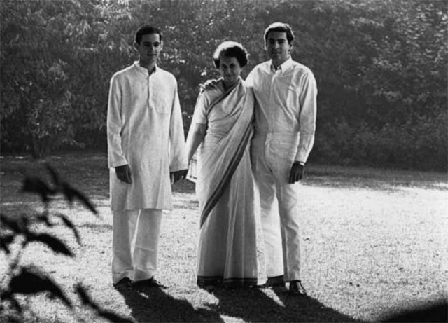 Indira Gandhi và 2 con trai.