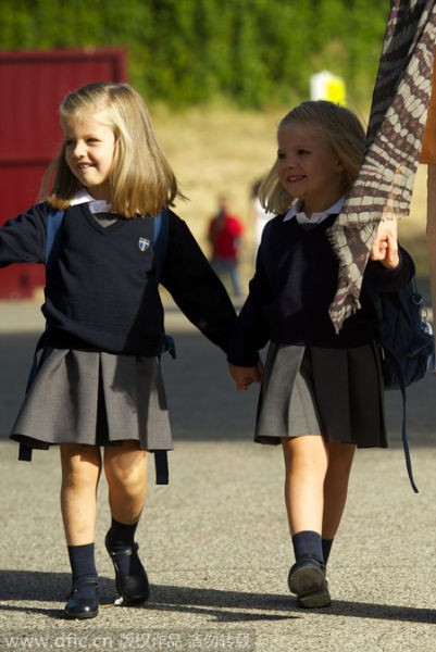 Leonor và em gái Sofia dắt tay nhau đi học.