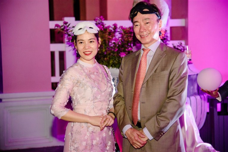 Đại sứ Phạm Sanh Châu (ngoài cùng bên phải) tại đám cưới cặp tỷ phú Ấn Độ