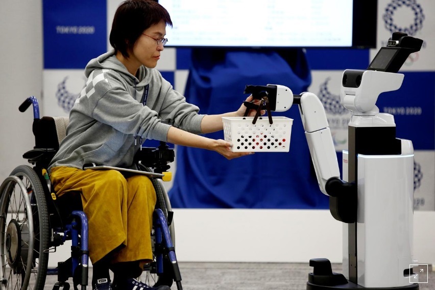 Trong màn trình diễn Dự án Robot Tokyo 2020 cho Thế vận hội Tokyo 2020, hôm 15/3/2019, một Robot hỗ trợ con người (HSR) đã thể hiện kỹ năng đưa giỏ cho một phụ nữ ngồi trên xe lăn.