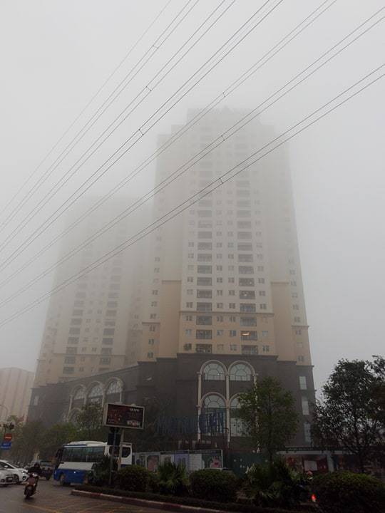 Sương mù cũng khiến tầm nhìn bị hạn chế, rất nhiều tòa nhà cao tầng bất ngờ bị sương bao phủ phần ngọn.