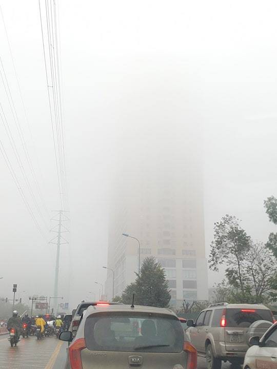 Nhiều tòa nhà dường như biến mất trong làn sương dày đặc.
