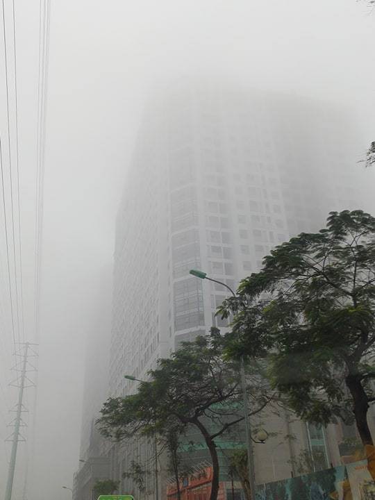 Tòa nhà trên đường Tố Hữu bị lẫn khuất trong làn sương.