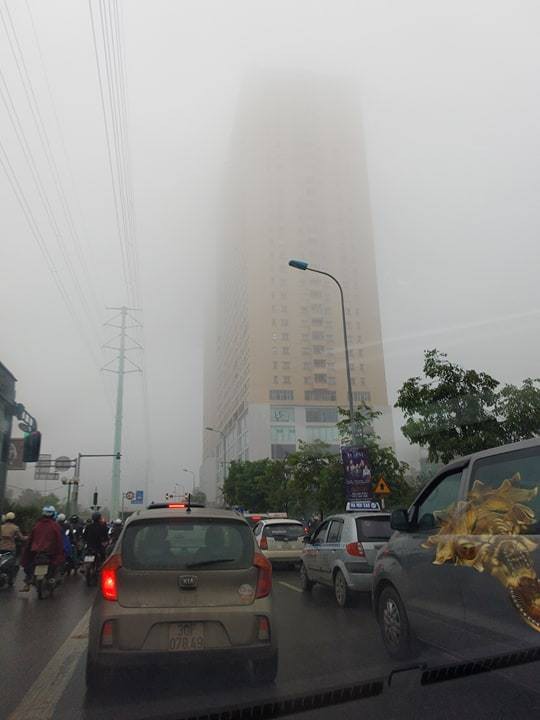 Mưa phùn, sương mù khiến các phương tiện giao thông di chuyển khó khăn.