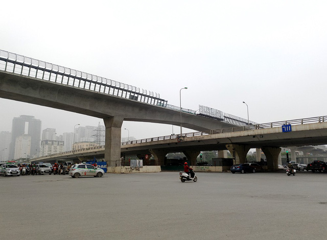 Tại gầm cầu vượt Dịch Vọng, 2 bên mang cầu được tận dụng làm bãi trông giữ các phương tiện ô tô, xe máy.