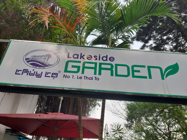 Chữ tiếng Anh to hơn chữ tiếng Việt, chữ tiếng Việt được cách tân theo phong cách nước ngoài là bố cục đa phần của các biển hiệu cửa hàng trên tuyến phố đi bộ này.