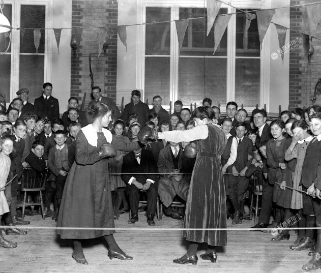 Hai phụ nữ làng Wittem đang thi đấu quyền anh, năm 1919