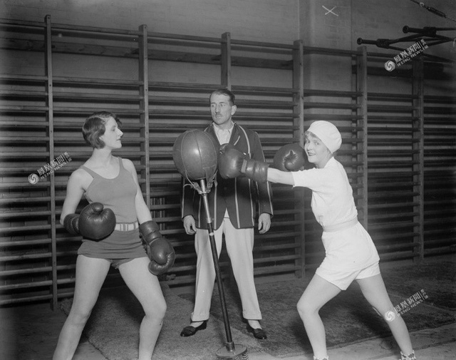 Ngôi sao điện ảnh một thời Flora le Breton (phải) luyện tập boxing, năm 1930