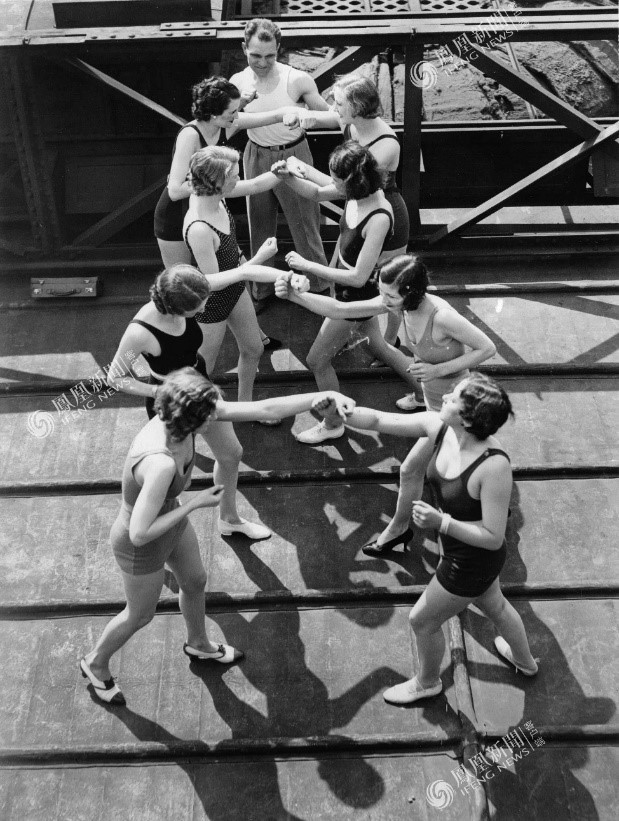Các nữ sinh trong giờ học môn đấm bốc, London 1932