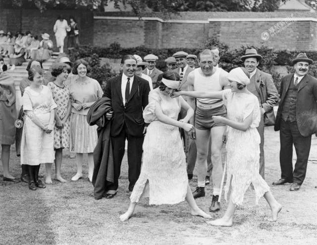 Một nhóm người đang xem hai cô gái đánh quyền anh trong công viên, Hampstead London 1922