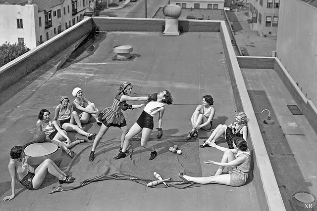 Các cô gái học boxing trên nóc tòa nhà, 1920