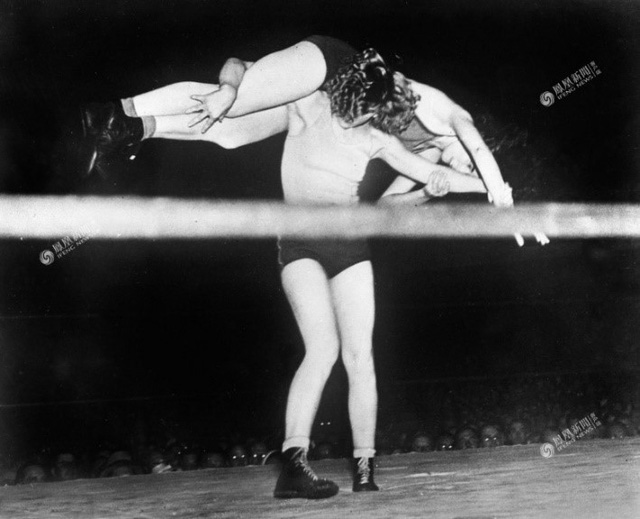 Nữ võ sĩ đẳng cấp Clara Mortenson và đối thủ Betty Le, năm 1937.