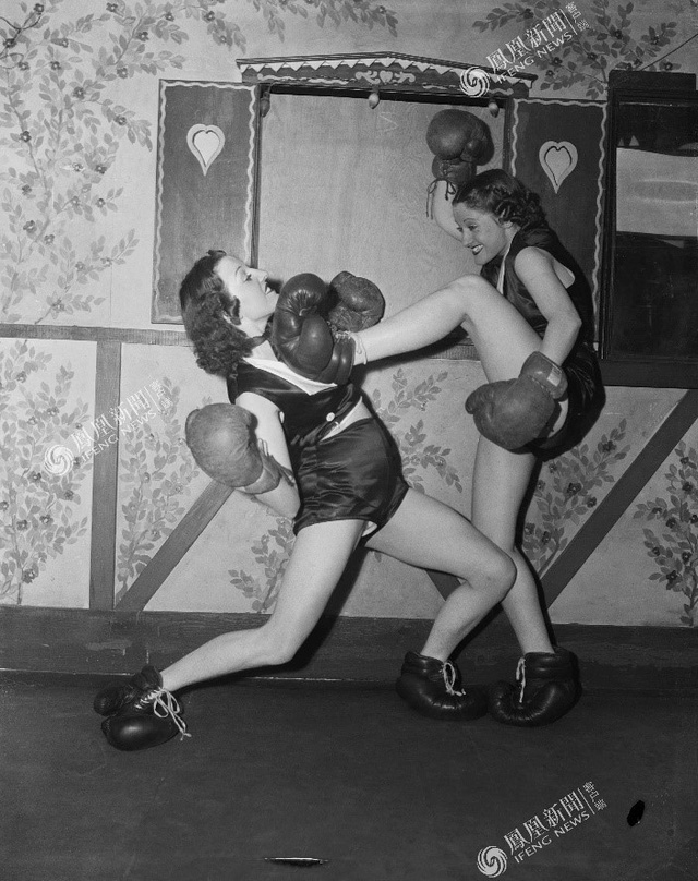 Hai cô gái đang học boxing tại câu lạc bộ ở NewYork, năm 1938