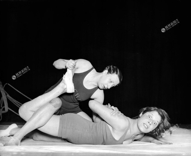 Hai cô gái Anh đang luyện tập môn đấu vật, năm 1932