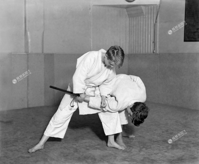 Hai cô gái học Judo tại câu lạc bộ ở London – Anh, năm 1928
