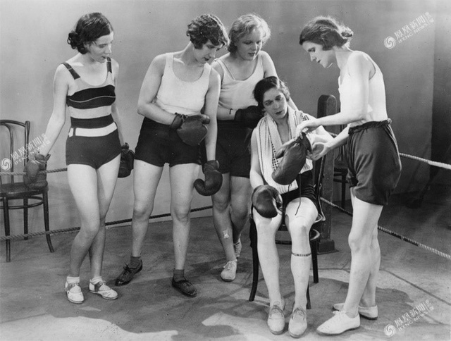 Newton và các nữ võ sĩ khác tại câu lạc bộ, London năm 1931