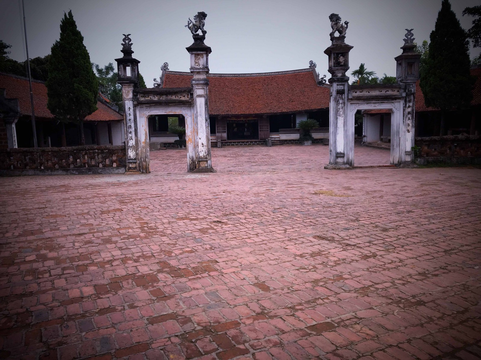 Đình làng Mông Phụ 5 gian, hai chái, kiến trúc kiểu nhà sàn người Mường với gần 50 cột gỗ lớn nhỏ được xây dựng năm 1653, một trong những ngôi đình cổ nhất Việt Nam còn lại đến ngày nay.