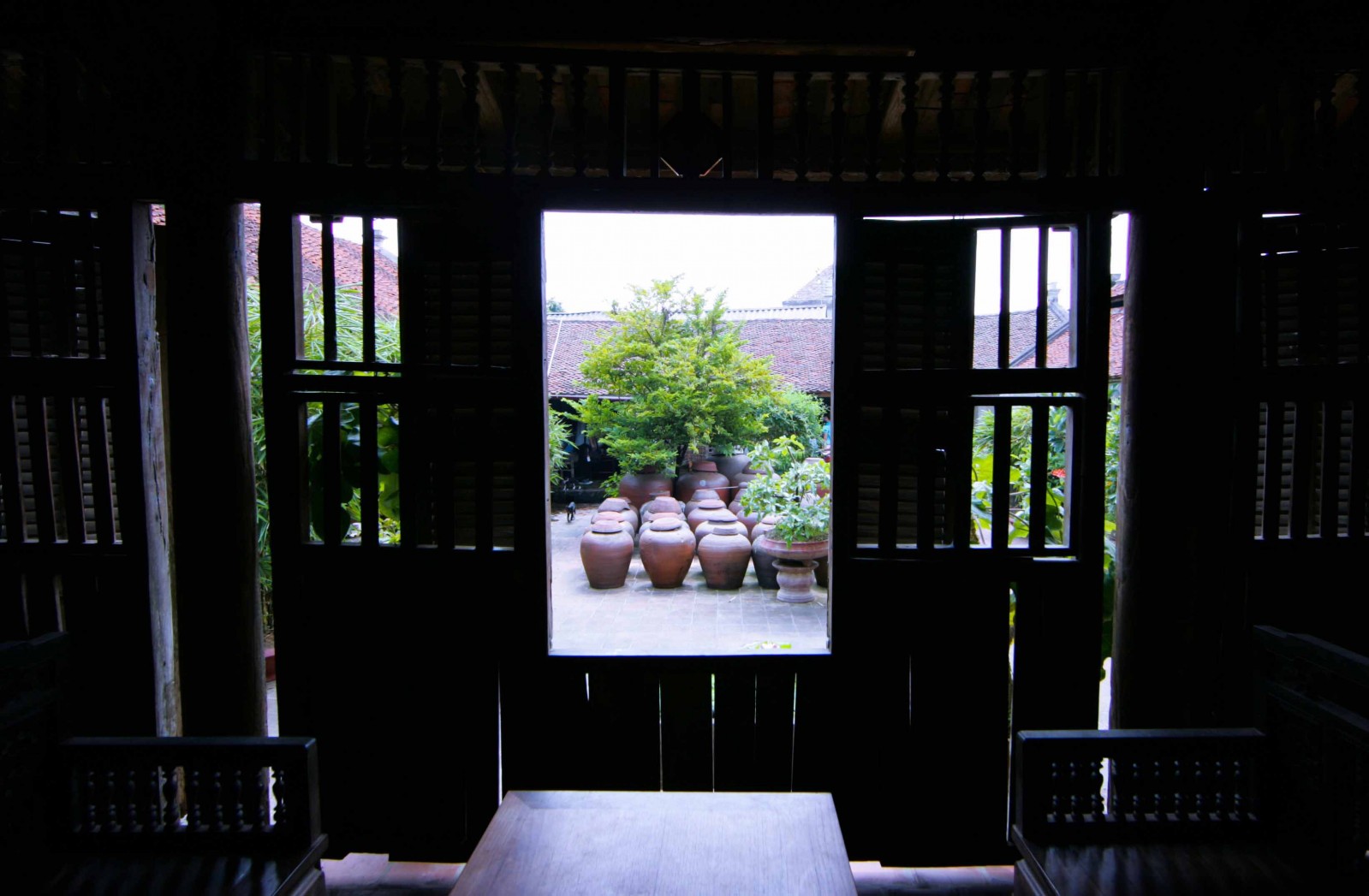 Làm tương vốn là việc nông gia, dân Đường Lâm nhà nào cũng có chum tương như bảo vật. Thăm ngôi nhà cổ của ông Hà Nguyên Huyến được xây dựng năm 1848, những chiếc chum Phù Lãng chín già chứa tương thành phẩm thơm ngào ngạt nơi góc sân.