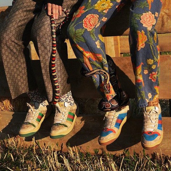 Theo Huffpost, mẫu sneaker Screener leather của Gucci được làm theo phong cách của những đôi giày từ thập niên 70. Cụ thể, đôi giày có tông màu trắng chủ đạo với hai đường viền đỏ và xanh lá cây hoặc đỏ và xanh dương (tùy lựa chọn của người dùng) nhưng nhìn tổng thể như là đôi giày bị bẩn và cũ. Mặc dù trông khá là dơ dáy nhưng Gucci vẫn không quên đính biểu tượng 2 chữ G lồng vào nhau quen thuộc của hãng lên mũi giày.