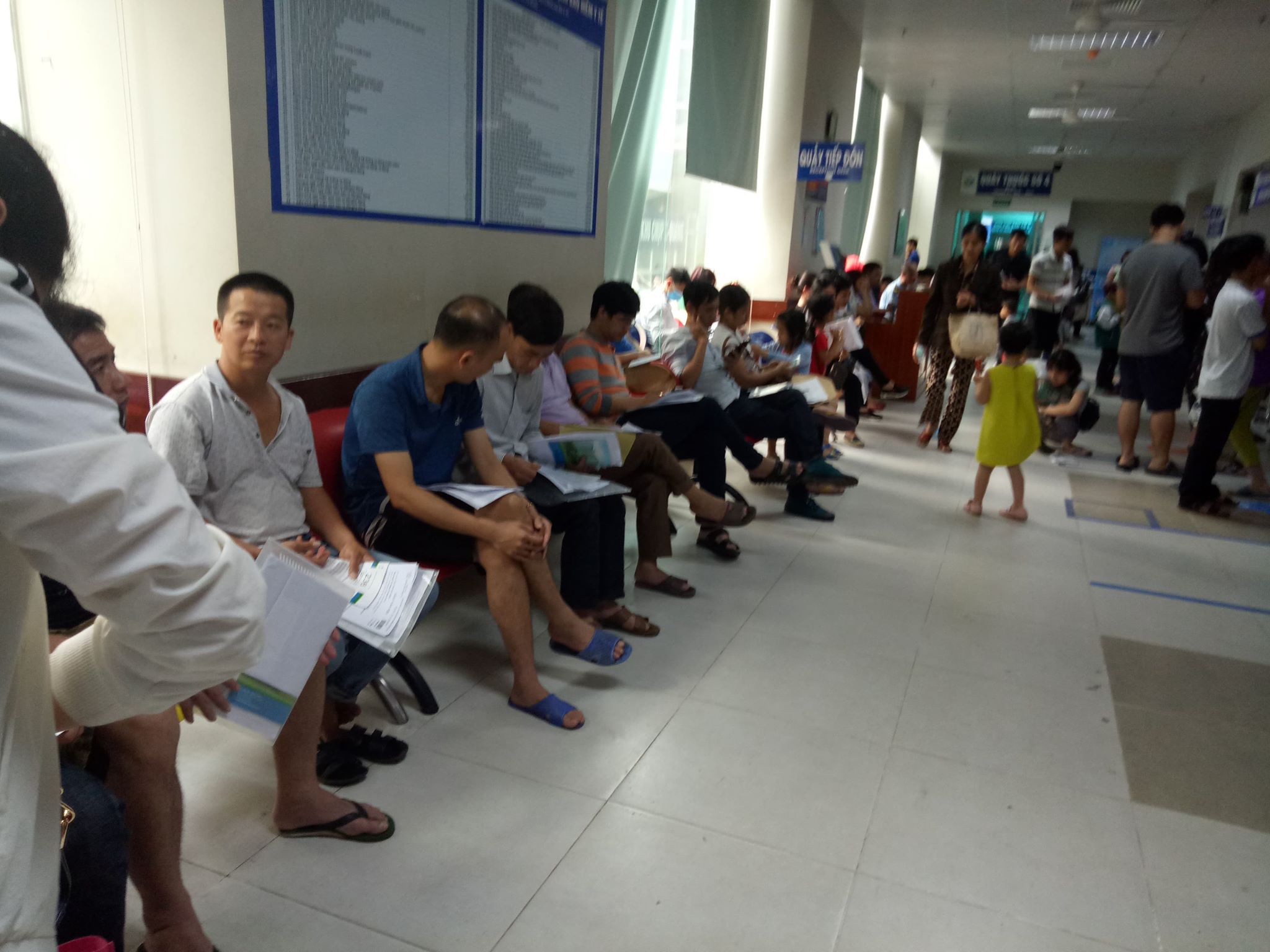 Đến thời điểm này, bệnh nhân tại bệnh viện Nhi Hà Nội vẫn chủ yếu dùng sổ khám bệnh là chính (Ảnh BM)