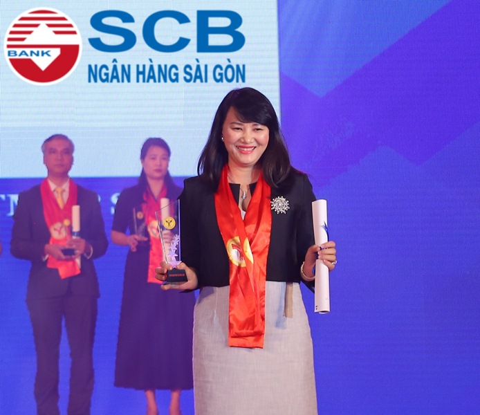 Bà Mai Thị Thanh Thủy – Phó Tổng Giám đốc Khối Doanh nghiệp đại diện SCB nhận giải thưởng Thương hiệu Mạnh Việt Nam 2018.