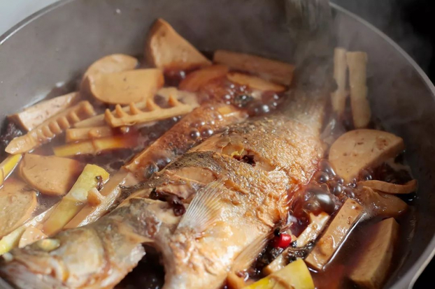 p/Khi chảo cá sôi, bạn điều chỉnh ngọn lửa sao cho phù hợp để cá chín, các loại nguyên liệu nấu kèm ngấm đều gia vị.p/