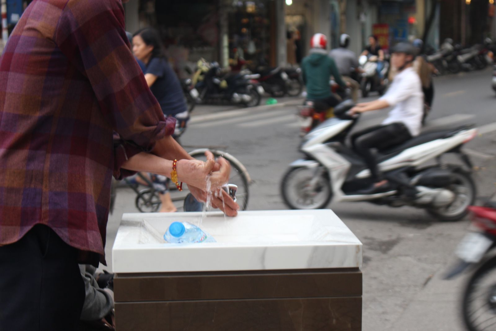 Người dân sử dụng nước để rửa mặt, tay. 