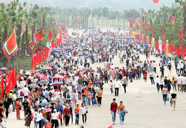 Lối vào cổng Đền Hùng chính lúc 15h chiều ngày 12/4, hàng vạn người dân ùn ùn có mặt để dâng hương lên các Vua Hùng.