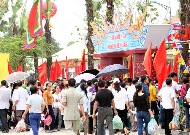 Dọc lối lên Đền Hùng, các huyện trong tỉnh Phú Thọ tổ chức cắm trại với nhiều hoạt động.