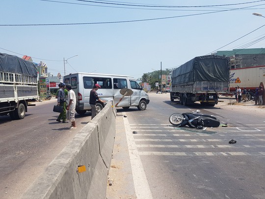  Vụ tai nạn giao thông liên hoàn giữa 2 ô tô và 1 xe máy đã xảy ra trên Quốc lộ 1, đoạn qua xã Phước Lộc, huyện Tuy Phước (Bình Định), làm một người tử vong. 