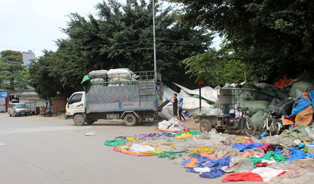 Dọn dẹp các phế phẩm rác sau vụ cháy nhà xưởng tại quận Nam Từ Liêm. Ảnh: Thái Trang
