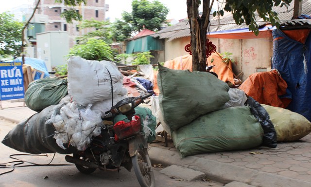 Tại tuyến phố Đại Linh (phường Trung Văn, quận Nam Từ Liêm) thường xuyên xuất hiện các xe cồng kềnh chở rác. Đây cũng là tuyến phố tập trung hàng chục hộ gia đình “làm rác”, thu gom đồng nát, phế liệu, gây nguy cơ cháy, nổ. Ảnh: Thái San