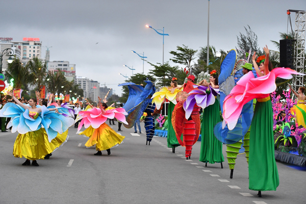Vũ công quốc tế gây ấn tượng mạnh tại Carnival biển Sầm Sơn