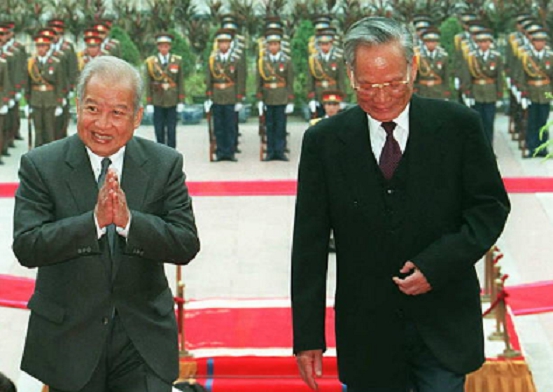 Nguyên Chủ tịch nước Lê Đức Anh tiếp đón Quốc vương Campuchia Norodom Sihanouk tại Phủ Chủ tịch vào tháng 12/1995.