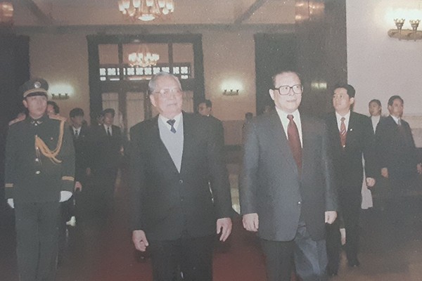 Chủ tịch Trung Quốc Giang Trạch Dân tiếp đón Đại tướng Lê Đức Anh trong chuyến công du tới Bắc Kinh tháng 7/1991.