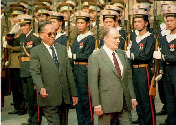 Nguyên Chủ tịch nước Lê Đức Anh và Tổng thống Pháp Francois Mitterrand trong lễ duyệt đội danh dự ngày 9/2/1993 ở Hà Nội khi Tổng thống Mitterrand thăm chính thức Việt Nam 2 ngày, đánh dấu lần đầu tiên một nguyên thủ quốc gia phương Tây tới Việt Nam kể từ năm 1954.