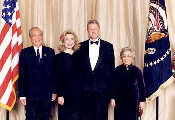Tổng thống Mỹ Bill Clinton và phu nhân đón tiếp Chủ tịch nước Việt Nam Lê Đức Anh và phu nhân tại Mỹ năm 1995. (Ảnh tư liệu)