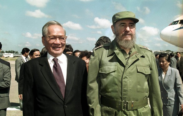  Chủ tịch nước Lê Đức Anh gặp Chủ tịch Cuba Fidel Castro trong chuyến thăm hữu nghị chính thức Cộng hoà Cuba (tháng 10/1995). 