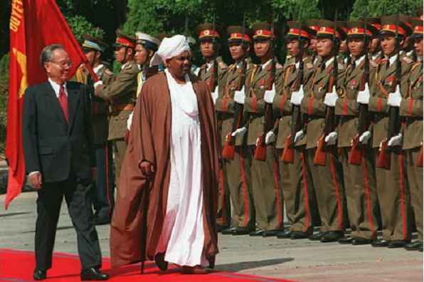  Nguyên Chủ tịch nước Lê Đức Anh và Tổng thống Sudan Omar Ahmed al-Bashir trong lễ duyệt đội danh dự chào mừng chuyến thăm Việt Nam của nhà lãnh đạo Sudan tháng 9/1995. 