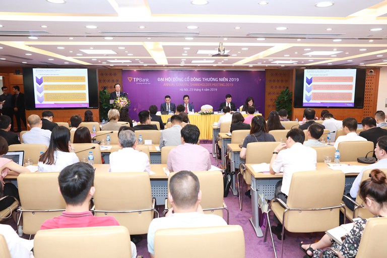 Chủ tịch HĐQT Đỗ Minh Phú báo cáo tình hình quản trị năm 2018 và chia sẻ định hướng năm 2019