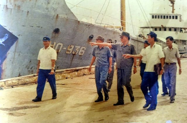 Đại tướng Lê Đức Anh - Bộ trưởng Bộ Quốc phòng kiểm tra tình hình tại quân cảng Cam Ranh, tháng 6/1987.